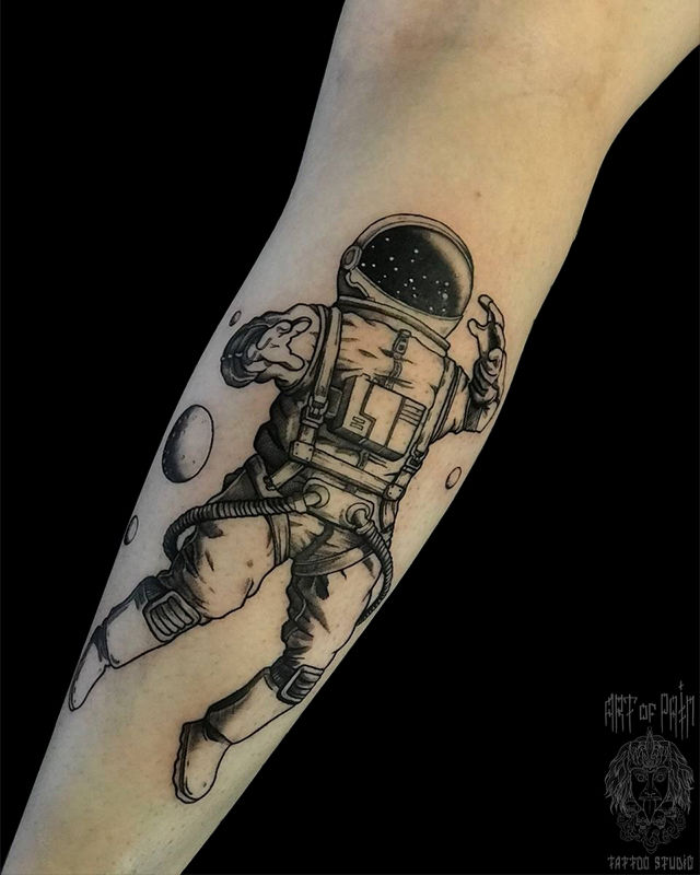 Татуировка женская графика на голени космонавт – Мастер тату: 