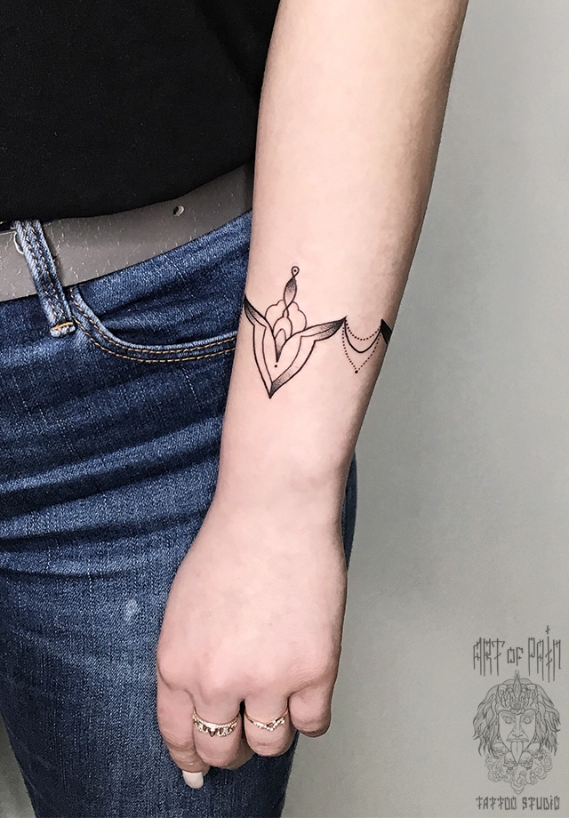 Татуировка женская орнаментал на предплечье узор-браслет – Мастер тату: 