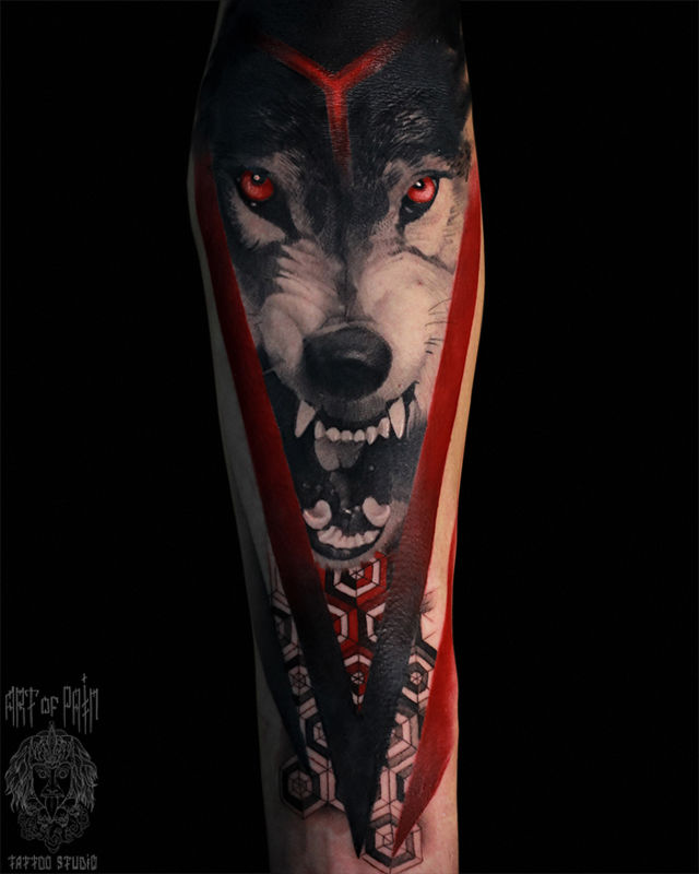Татуировка мужская реализм на предплечье волк и орнамент – Мастер тату: Александр Pusstattoo