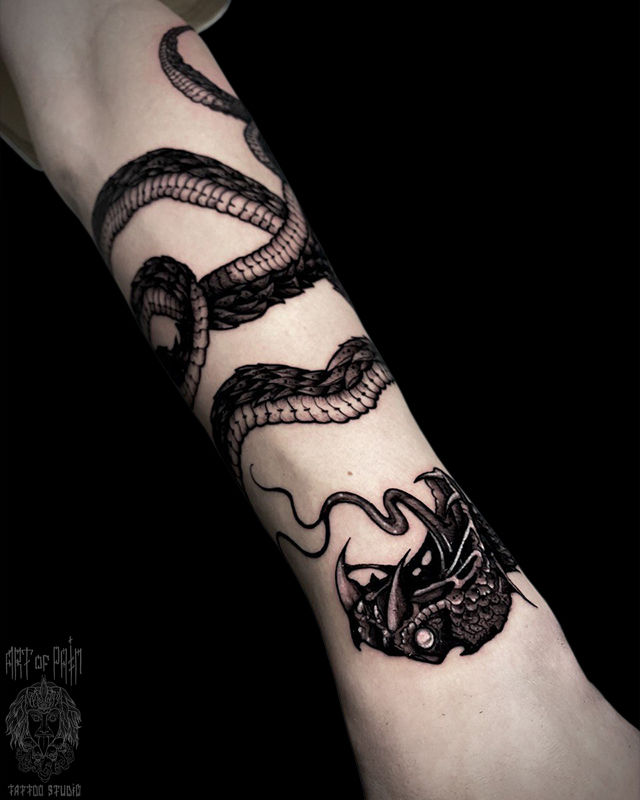 Татуировка мужская графика на предплечье змея-монстр – Мастер тату: Кирилл Плотников