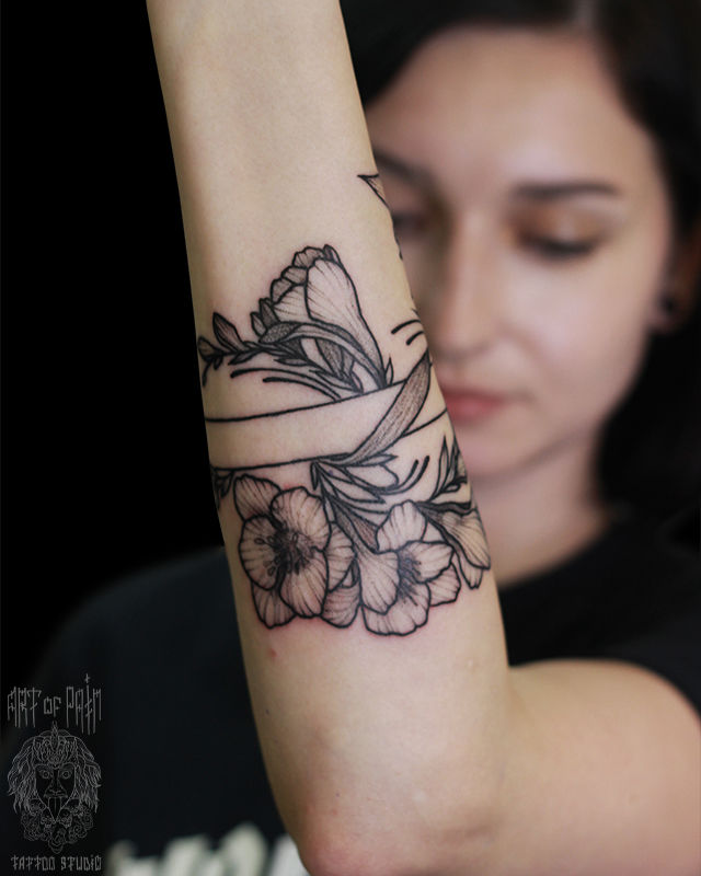 Татуировка женская графика на предплечье цветы под белым браслетом – Мастер тату: Надежда Полякова