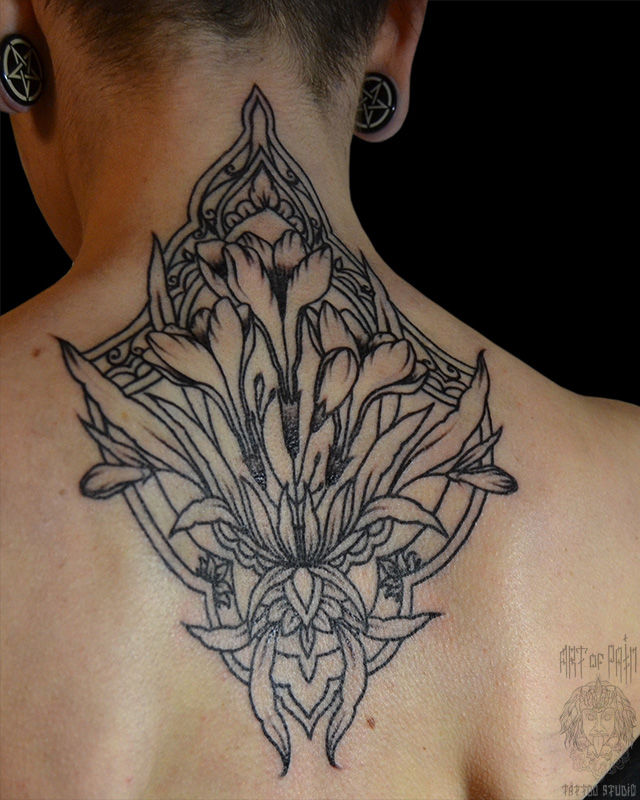 Татуировка женская графика на спине орнамент и растения – Мастер тату: Надежда Полякова