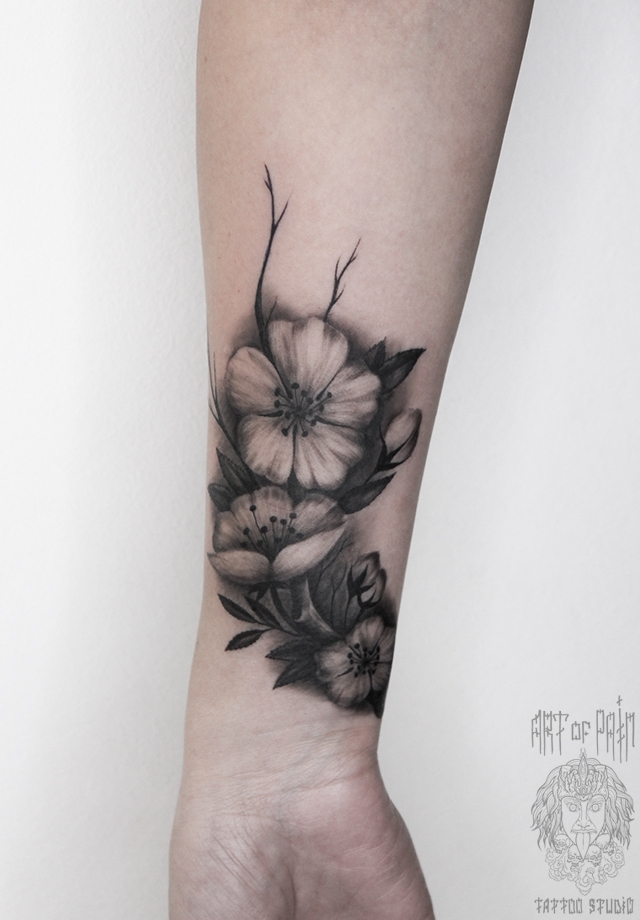 Татуировка женская реализм на запястье цветы вишни – Мастер тату: Анастасия Родина