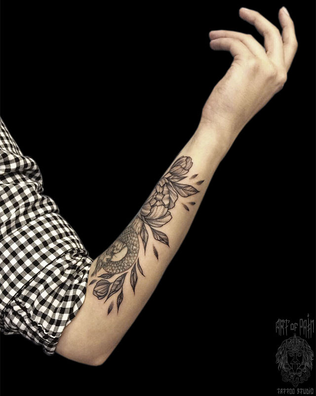 Татуировка женская графика на предплечье змея и цветы – Мастер тату: Мария Челнокова