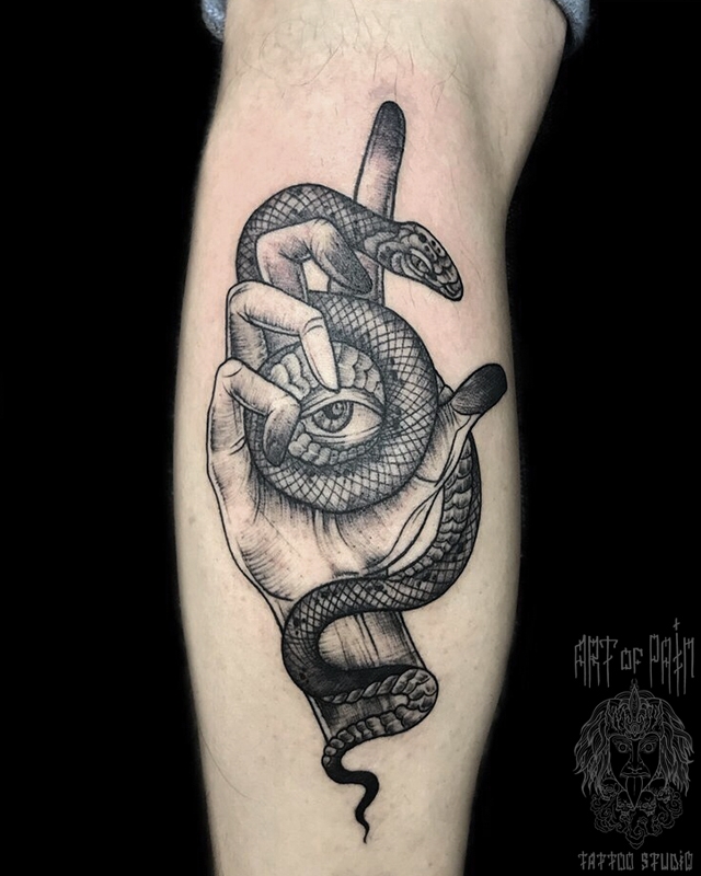 Татуировка мужская графика на голени рука, змея, глаз – Мастер тату: Анастасия Родина