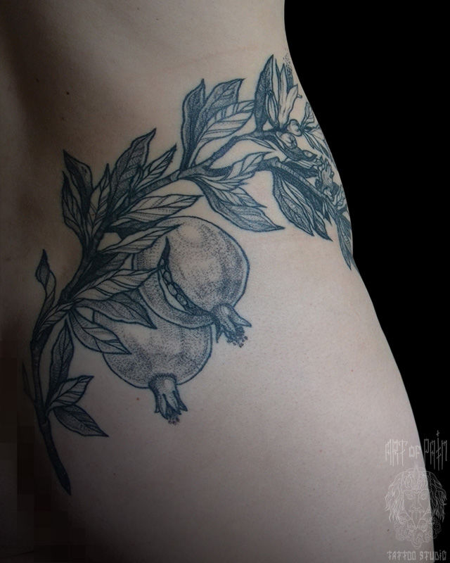 Татуировка женская графика на боку, на пояснице, на ягодице гранат – Мастер тату: Надежда Полякова