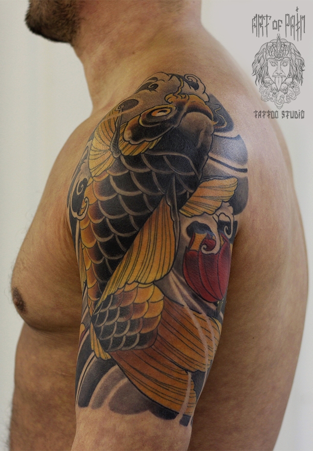 Татуировка мужская япония на плече черный карп с желтыми плавниками – Мастер тату: Марк Акулов