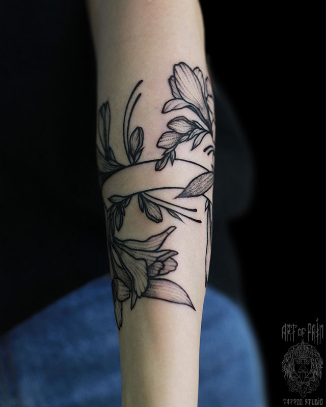 Татуировка женская графика на предплечье цветы и белый браслет – Мастер тату: Надежда Полякова