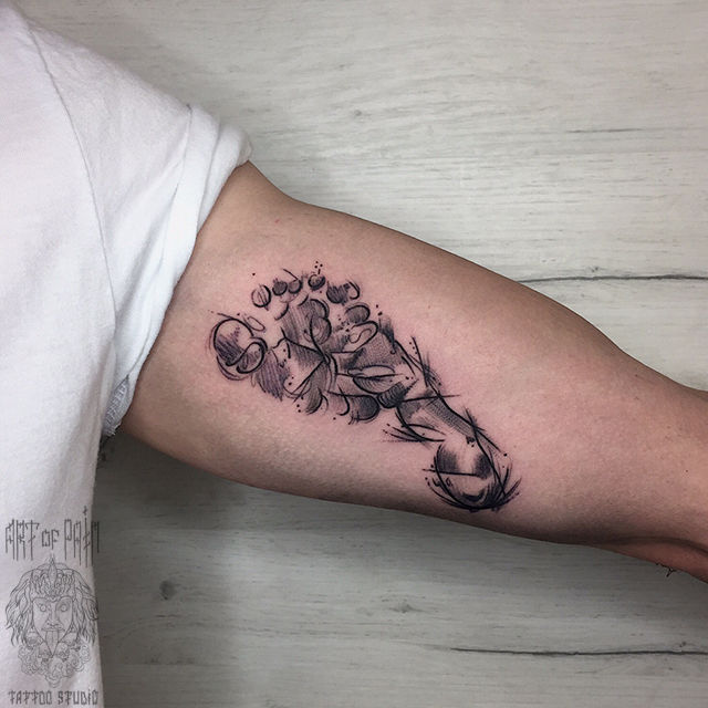 Татуировка мужская графика на руке след – Мастер тату: Анастасия Юсупова
