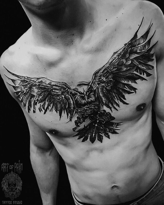 Татуировка мужская графика на груди орел и револьверы – Мастер тату: 