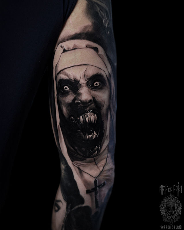 Татуировка мужская хоррор на руке монахиня из фильма 