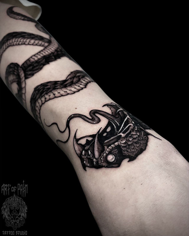 Татуировка мужская графика на предплечье пасть змеи – Мастер тату: Кирилл Плотников