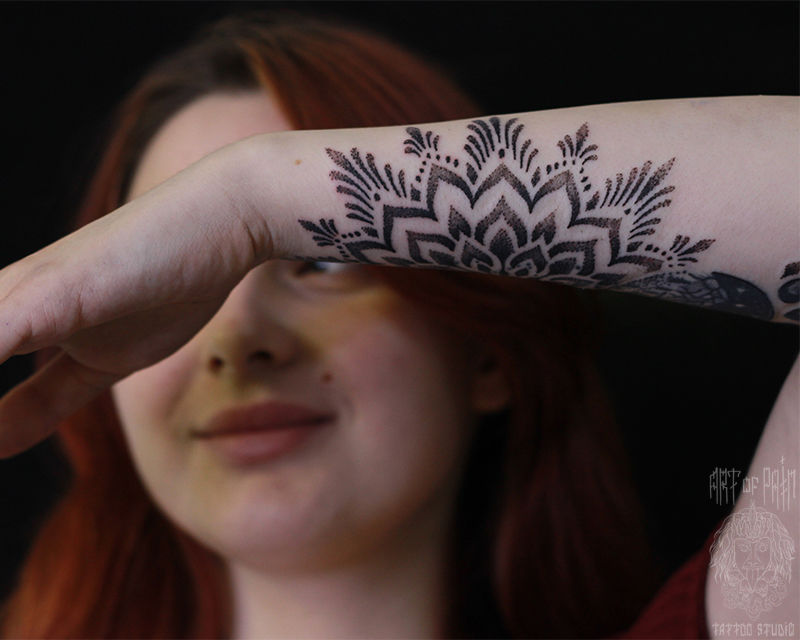 Татуировка женская орнаментал на предплечье мандала – Мастер тату: Надежда Полякова