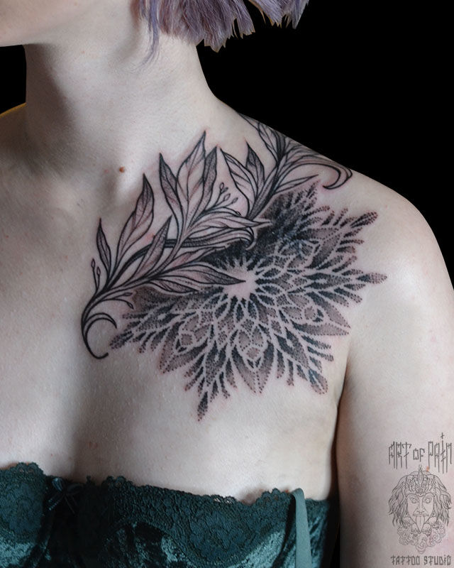 Татуировка женская графика на ключице мандала и растение – Мастер тату: Надежда Полякова
