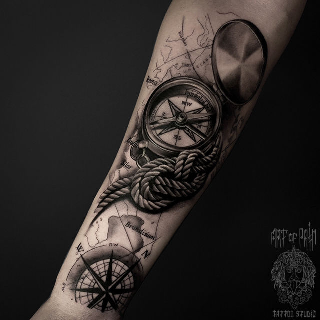 Татуировка мужская black&grey на предплечье карта и компас – Мастер тату: Анастасия Юсупова