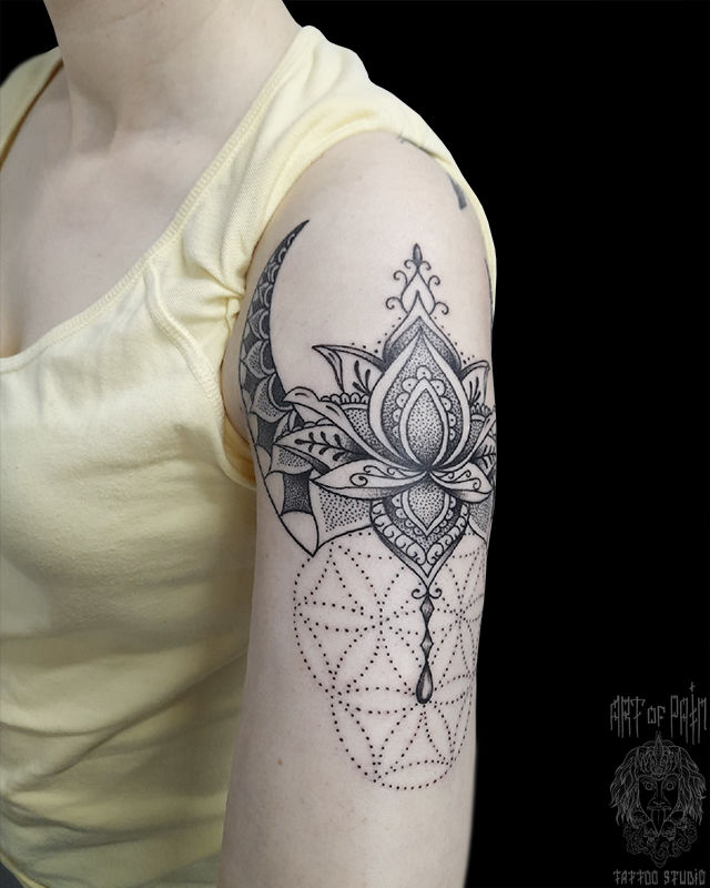 Татуировка женская графика на плече узор – Мастер тату: Николай Орф