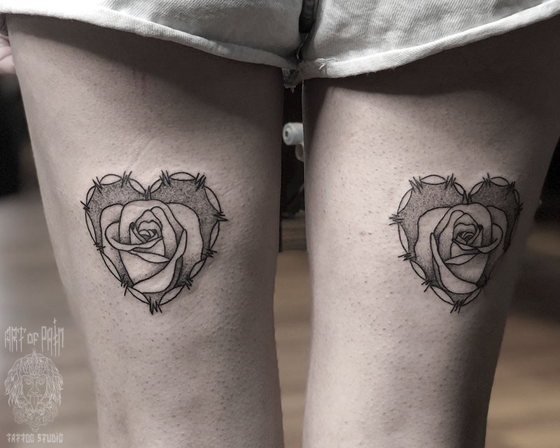 Татуировка женская графика на бедре розы в сердцах – Мастер тату: 
