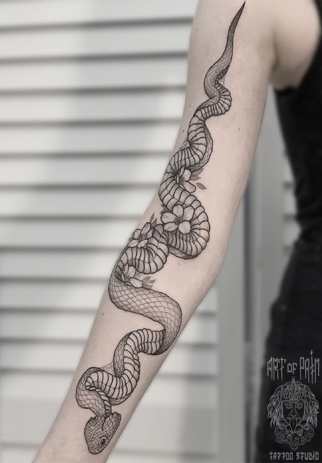Татуировка женская графика на руке змея в цветах – Мастер тату: 