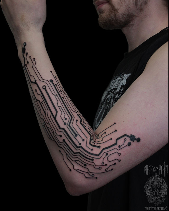 Татуировка мужская графика на предплечье микросхемы (вид сбоку) – Мастер тату: Надежда Полякова