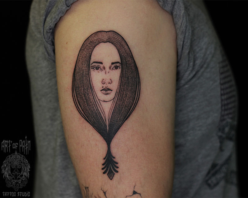 Татуировка женская графика на плече девушка – Мастер тату: Надежда Полякова