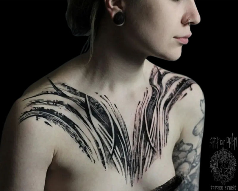 Татуировка женская графика на груди и ключицах узор – Мастер тату: Надежда Полякова