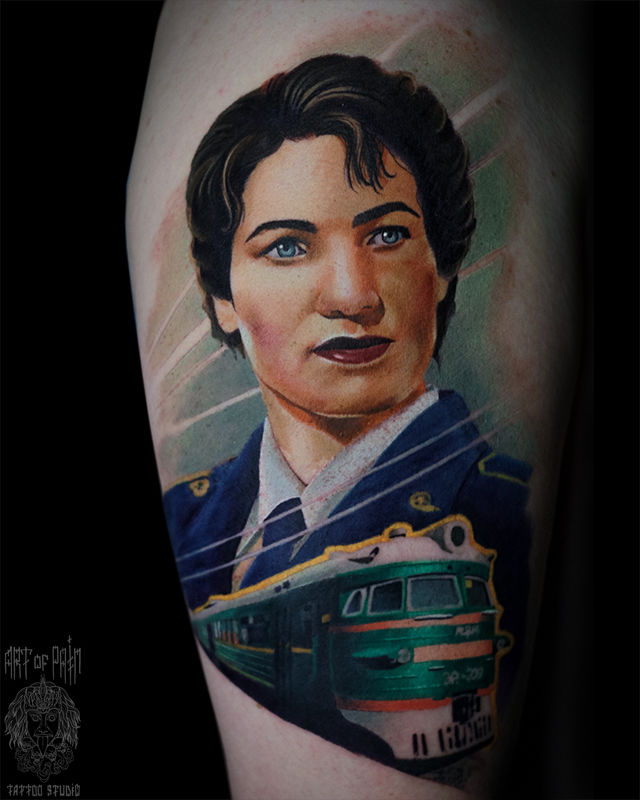 Татуировка мужская реализм на плече портрет и поезд – Мастер тату: Александр Pusstattoo