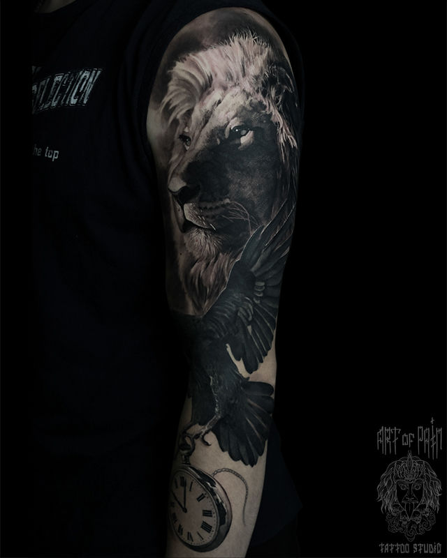 Татуировка мужская реализм на плече лев и ворон с часами – Мастер тату: Александр Pusstattoo