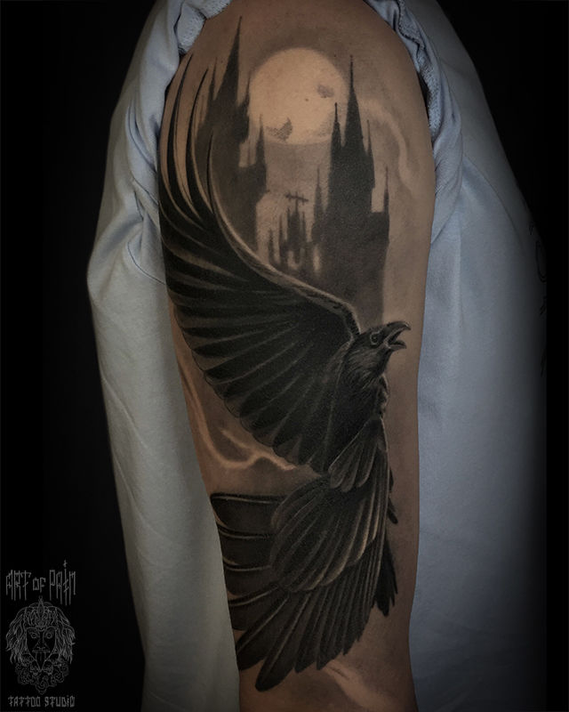 Татуировка мужская реализм на плече ворон – Мастер тату: Анастасия Юсупова