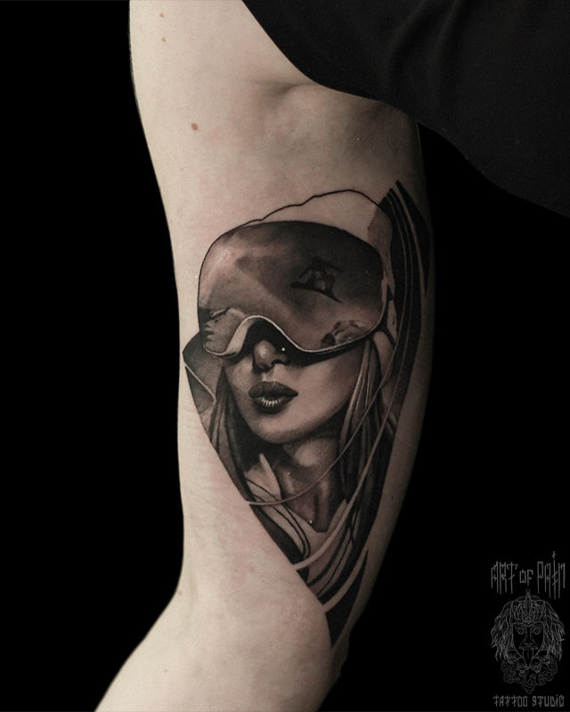 Татуировка мужская реализм на руке девушка в горнолыжной маске – Мастер тату: Александр Pusstattoo