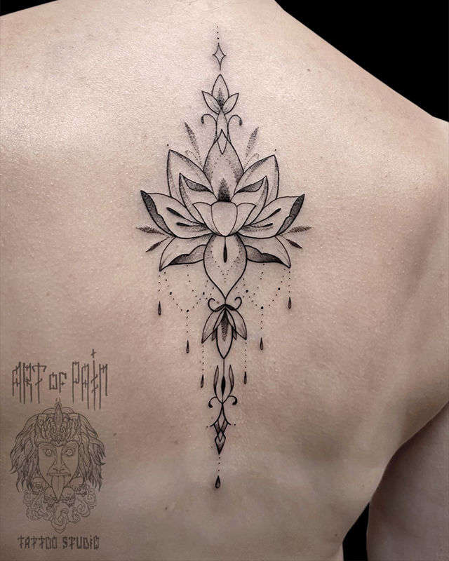 Татуировка женская графика на спине узор – Мастер тату: Мария Котова