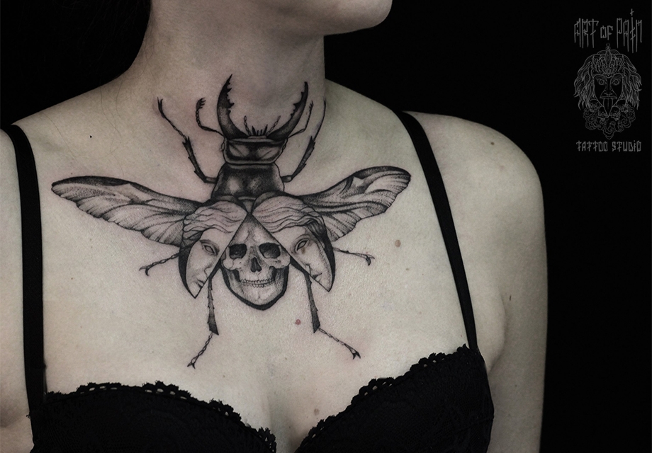 Татуировка женская графика на груди скарабей с черепом – Мастер тату: 