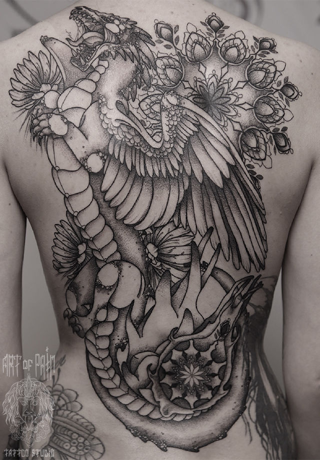 Татуировка женская графика на спине дракон и узор с цветами – Мастер тату: 
