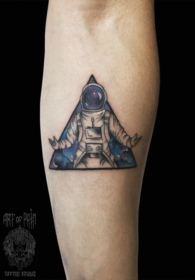 Татуировка мужская графика на предплечье космонавт в треугольной рамке – Мастер тату: 