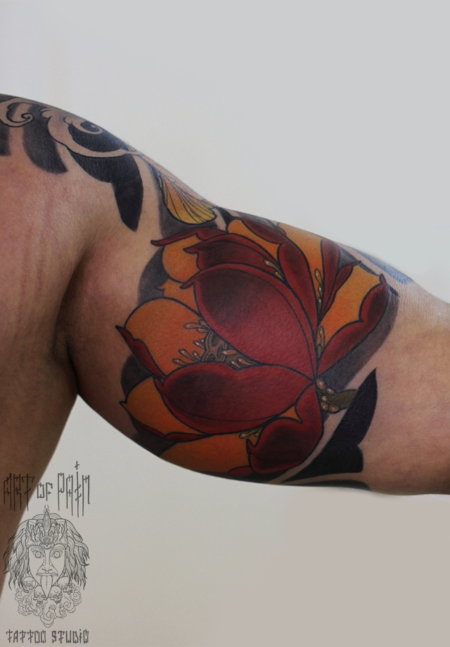 Татуировка мужская япония на руке лотос – Мастер тату: Марк Акулов