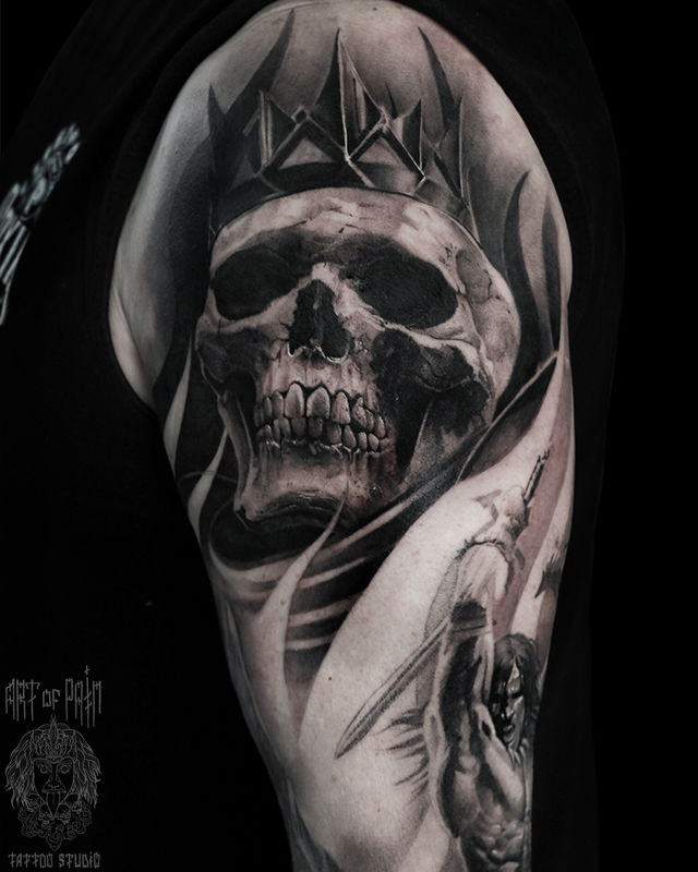 Татуировка мужская реализм на плече череп с короной – Мастер тату: Александр Pusstattoo