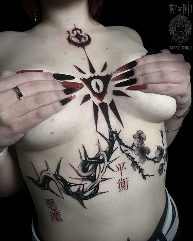 Татуировка женская графика на груди сакура, шипы, иероглифы и узор – Мастер тату: Кирилл Плотников