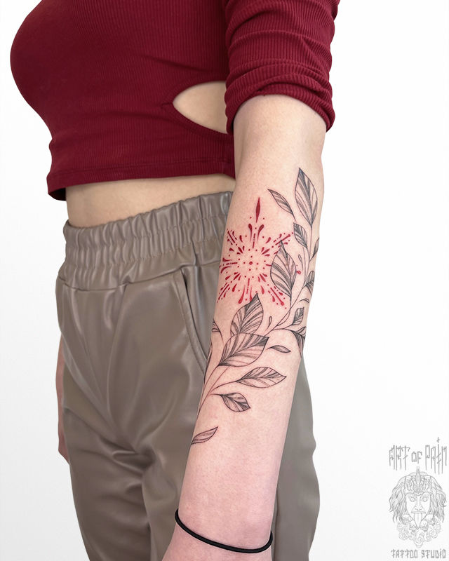 Татуировка женская графика на предплечье растение и узор – Мастер тату: Максим Север