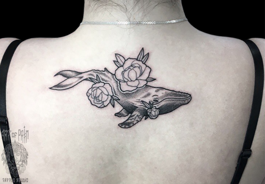 Татуировка женская графика на спине кит – Мастер тату: 