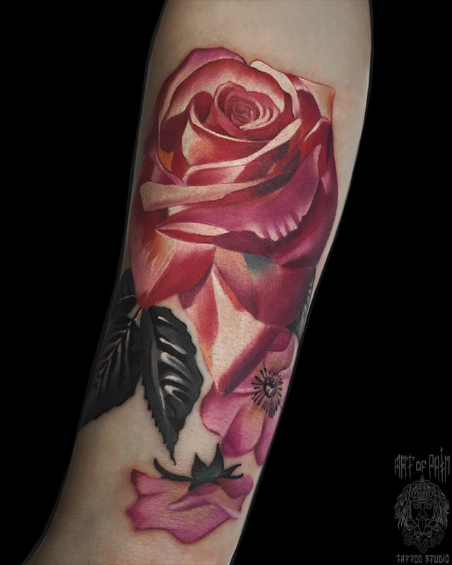 Татуировка женская реализм на плече роза – Мастер тату: Артур Краковский
