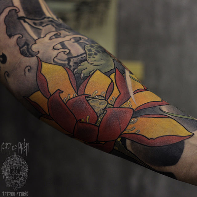 Татуировка мужская япония на предпл лотос – Мастер тату: Марк Акулов