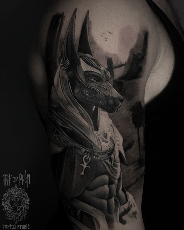 Татуировка мужская реализм на плече Анубис – Мастер тату: Анастасия Юсупова