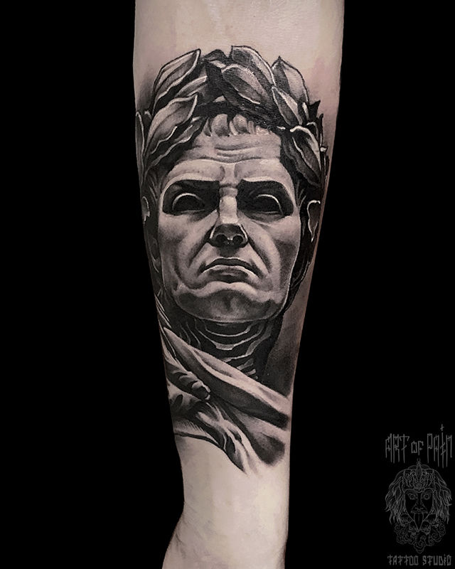 Татуировка мужская реализм на предплечье портрет Цезаря – Мастер тату: 