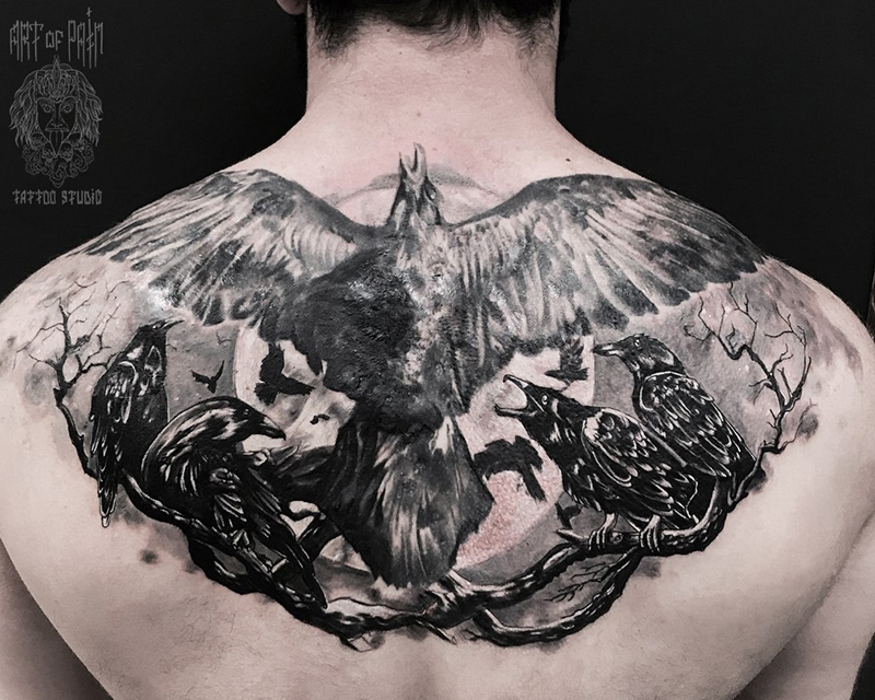 Татуировка мужская black&grey на спине вороны и полная луна – Мастер тату: 