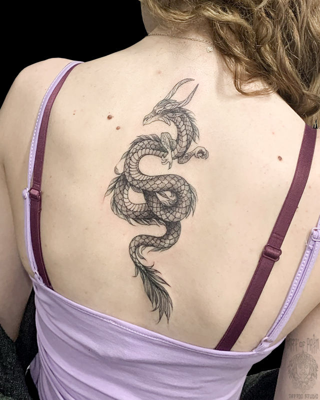Татуировка женская графика на спине дракон – Мастер тату: Мария Челнокова