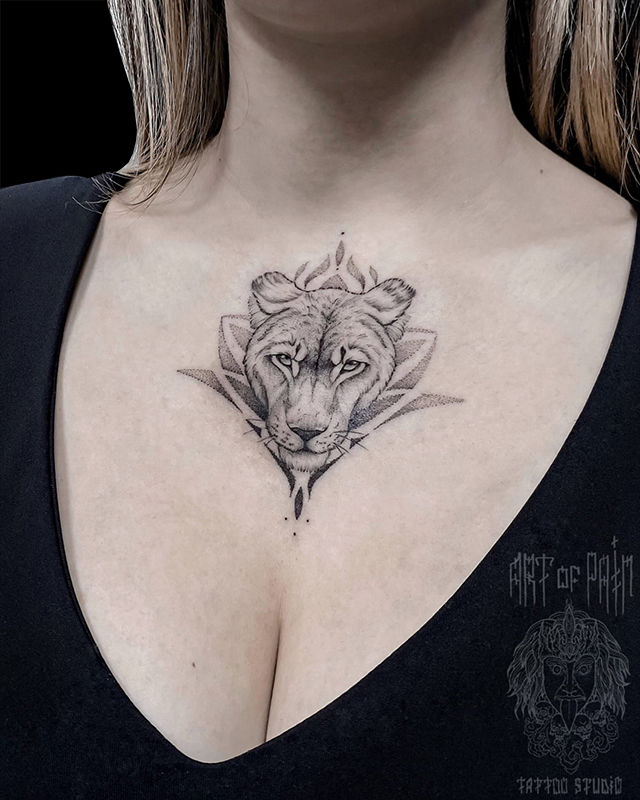 Татуировка женская графика на груди львица – Мастер тату: Мария Котова