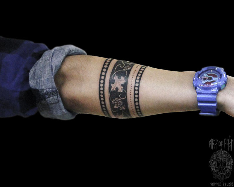 Татуировка мужская графика на предплечье браслет с узором – Мастер тату: Николай Орф