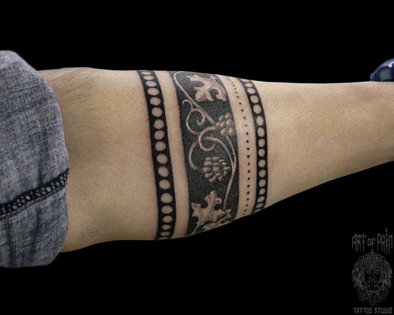Татуировка мужская графика на предплечье браслет с растительным рисунком – Мастер тату: Николай Орф