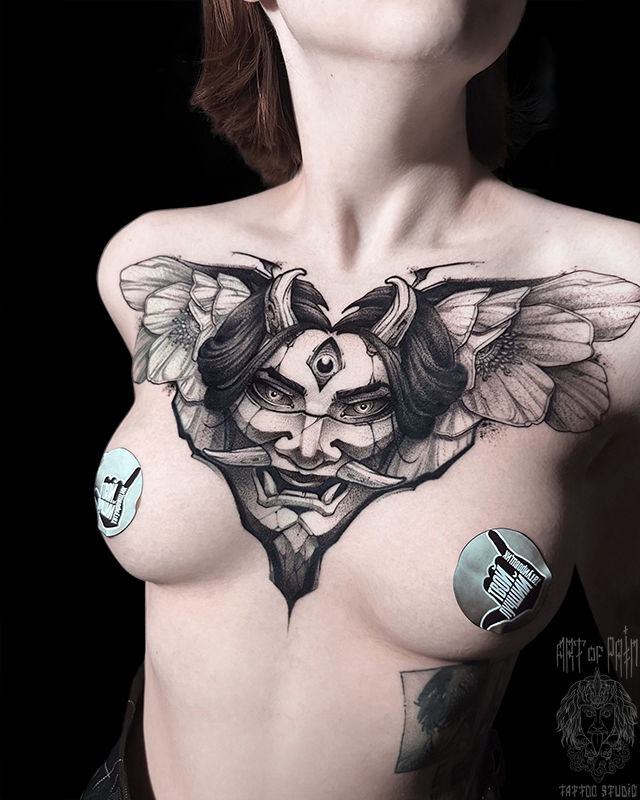 Татуировка женская графика и япония на груди демон Хання – Мастер тату: Денис Марченко