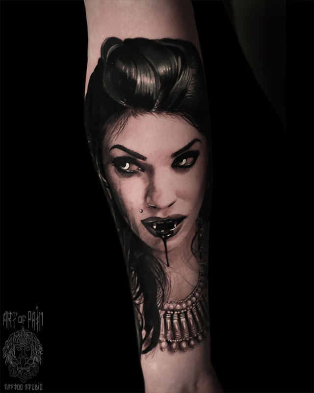 Татуировка женская реализм на предплечье девушка-вампир – Мастер тату: Александр Pusstattoo