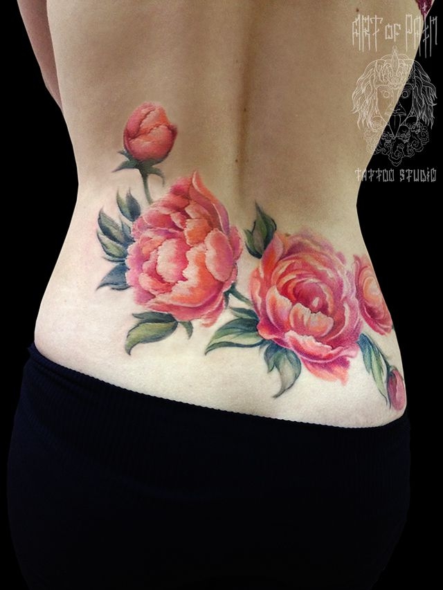 Татуировка цветов на женской спине и пояснице (стиль: акварель) – Мастер тату: 